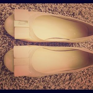 kate spade Shoes - Cream-colored Kate Spade flats WORN ONCE! Size 6 kate spade Shoes - Cream-colored Kate Spade flats WORN ONCE! Size 6
